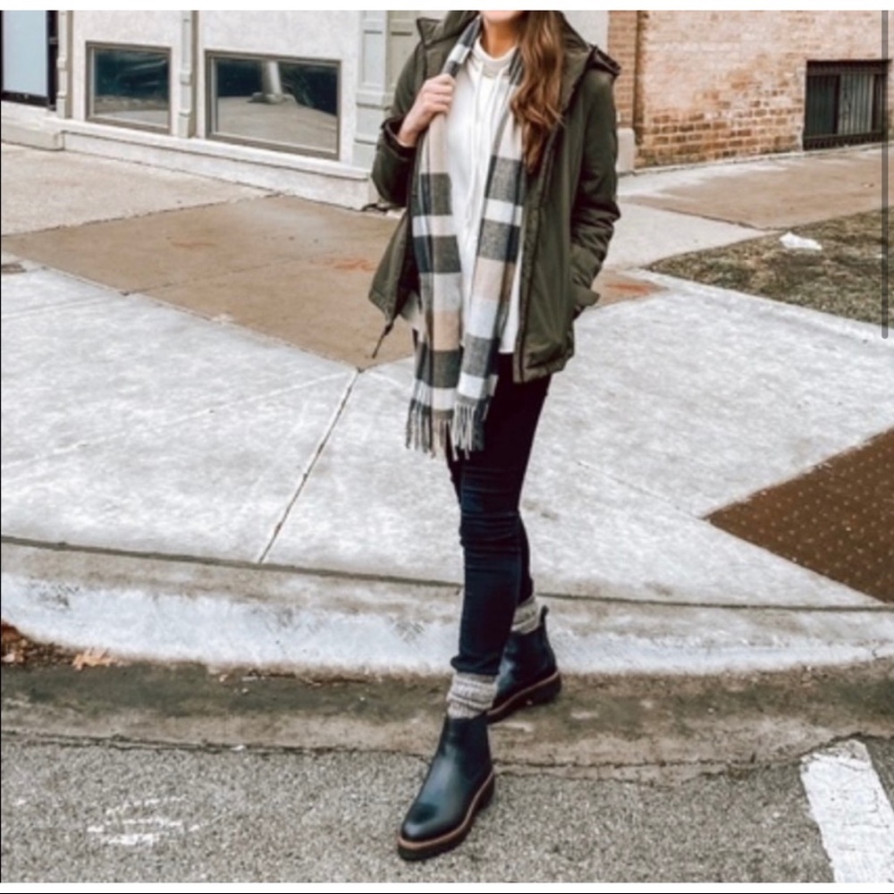 Caslon Miller Chelsea Boots Black Pull On Size 10